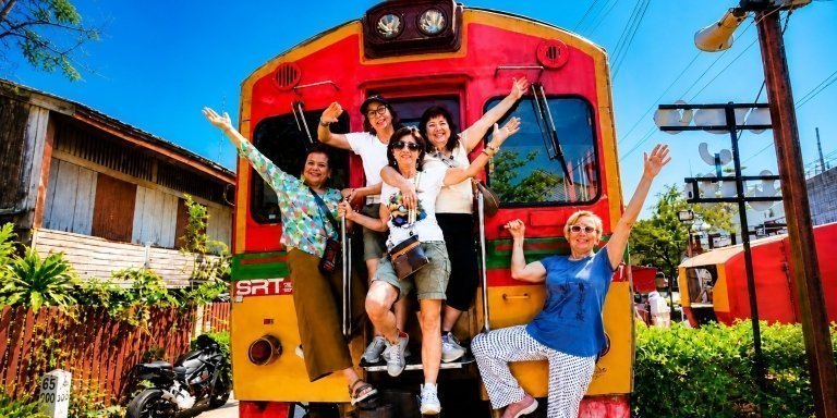 Train Market, Floating Market & Dragon Temple Day Trip