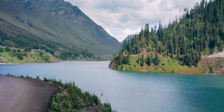 Delhi, Dharamshala, Amritsar & Kashmir Valley Tour