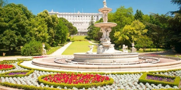 Afternoon Escape: Royal Palace, City Walk & Flamenco show optional