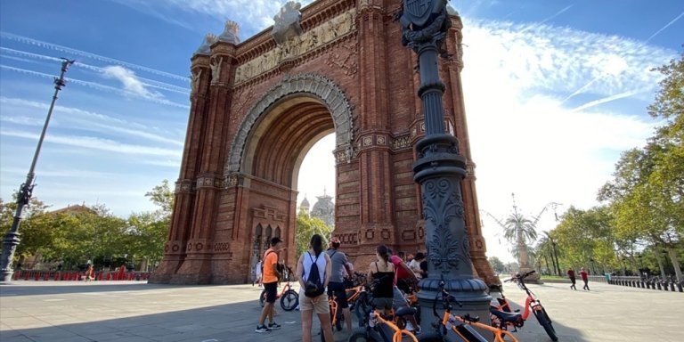 Top-25 Sights Guided City Tour by Bike or E-Bike
