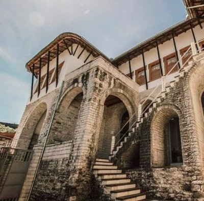 Discover the old town of Gjirokaster