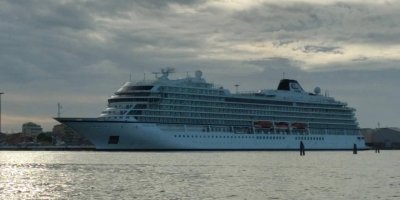 Chioggia: Canals boat tour and take picture of cruise ship