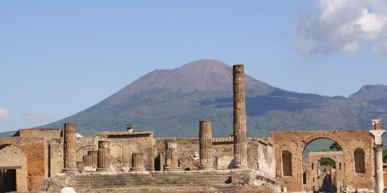 Naples: One-Way Trf from/to Amalfi Coast with Pompeii Stop