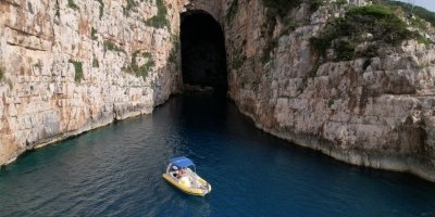 Vlore: Haxhi Ali Cave & Karaburun Peninsula Speedboat Tour