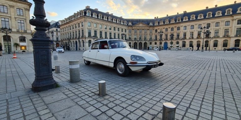 Paris City Tour in vintage Oldtimer car Citroen DS