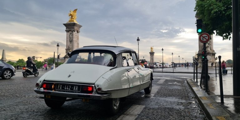Paris City Tour by night in vintage Oldtimer car Citroen DS 2 hours