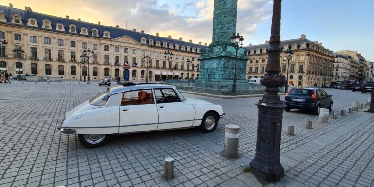 Paris City Tour by day in vintage oldtimer car Citroen DS 2 hours