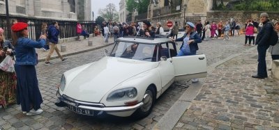 Paris City Tour by day in vintage oldtimer car Citroen DS 2 hours