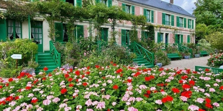 Giverny, Versailles, Trianon Small Group 2 - 7 people from Paris