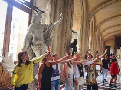 Paris: Live Guided Tour in Louvre Museum with optional Ticket