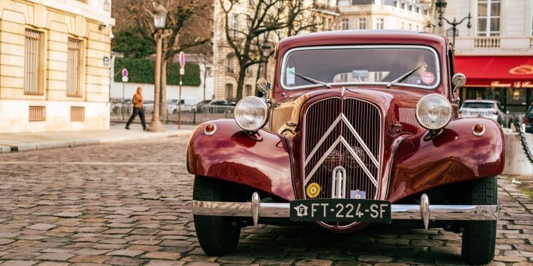 Guided Tour of Paris in Citroën Traction Avant or DS 21