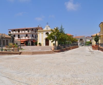 Hiking to discover the rural landscape around Tropea