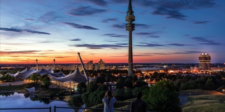 Prague to Munich city centre private transfer with 2 hours sightseeing