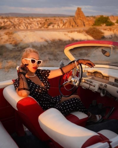 Vintage Car Tour in Cappadocia with Balloons View