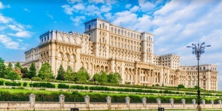 Historical and Cultural Tour of Bucharest With Professional Guide