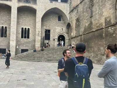Walking Tour: Un Viaggio nel Tempo per il Barrio Gotico