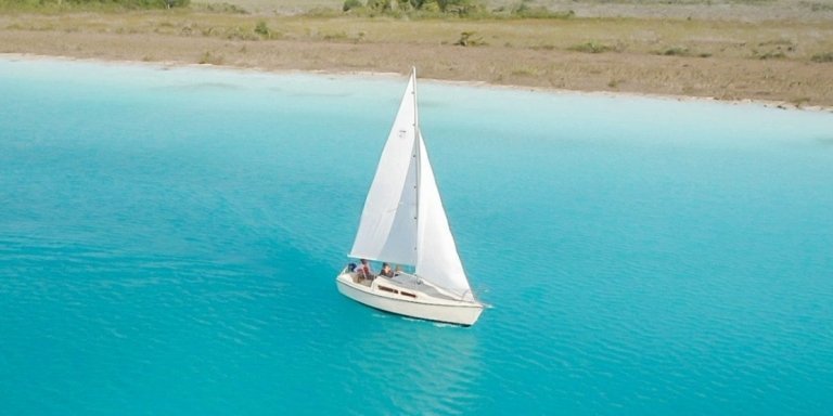 3-Hr Shared Sailing Tour of the Lagoon of 7 Colors in Bacalar