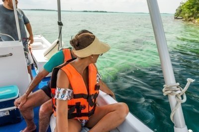 3-Hr Shared Boat Tour of Bacalar Lagoon with Swimming and Drinks