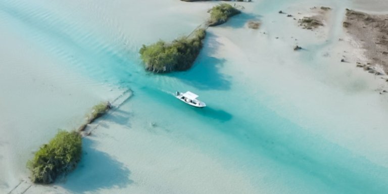 3-Hr Shared Boat Tour of Bacalar Lagoon with Swimming and Drinks