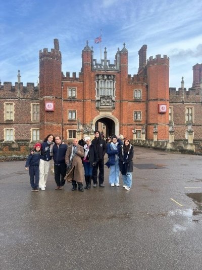 Hampton Court Palace Private Tour with Skip the Line Entry