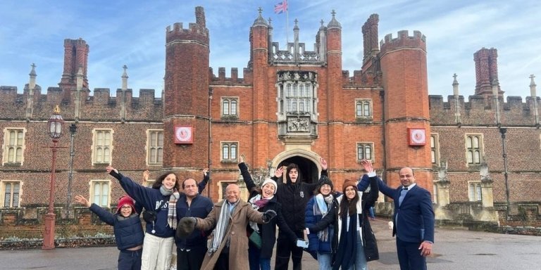 Hampton Court Palace Private Tour with Skip the Line Entry