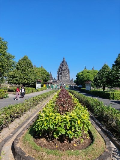 Yogyakarta: Borobudur Climb Up and Prambanan Temple Guided Tour