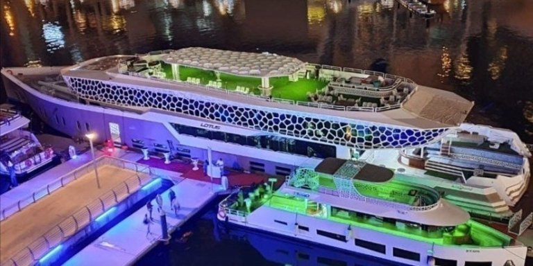 Dubai Marina: Premium Dinner Cruise on Mega Yacht