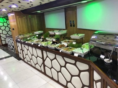 Dubai Marina: Premium Dinner Cruise on Mega Yacht