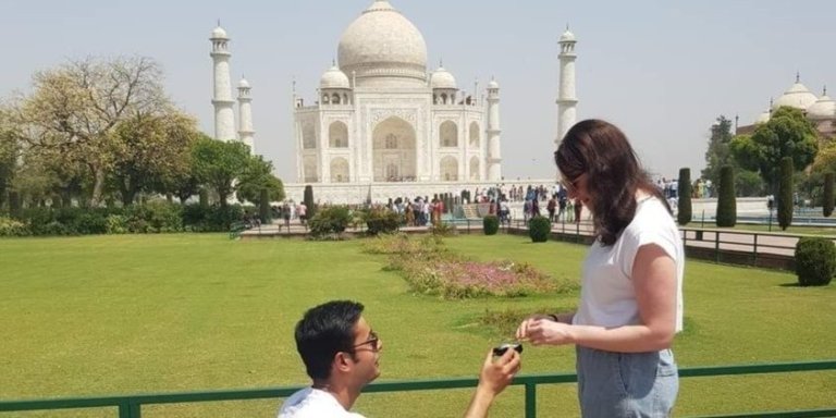 Book Tour Guide for Taj Mahal