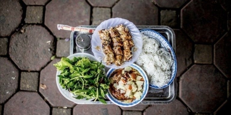 Hanoi: 7 Tasting Street Food Walking Tour and Train Street