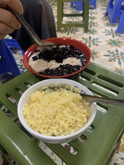 Hanoi: 7 Tasting Street Food Walking Tour and Train Street