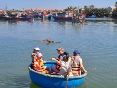 Hoian Coconut bamboo Basket Boat Tour with crab fishing