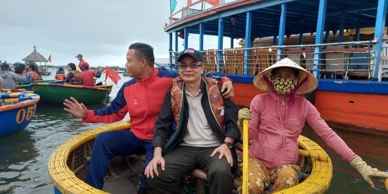 Hoian Coconut bamboo Basket Boat Tour with crab fishing