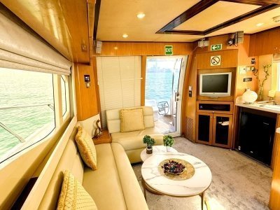 Cruise around Dubai on a Luxury 3 hour Yacht Tour