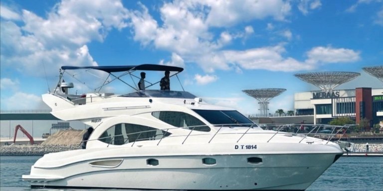 Cruise around Dubai on a Luxury 3 hour Yacht Tour