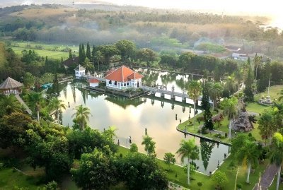 The Gate of Heaven Tour by VW Safari Classic Car