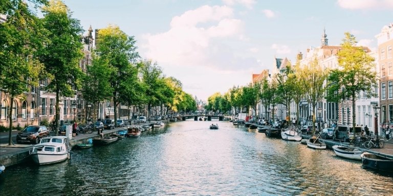 Interactive True Crime Mystery Hunt in Amsterdam