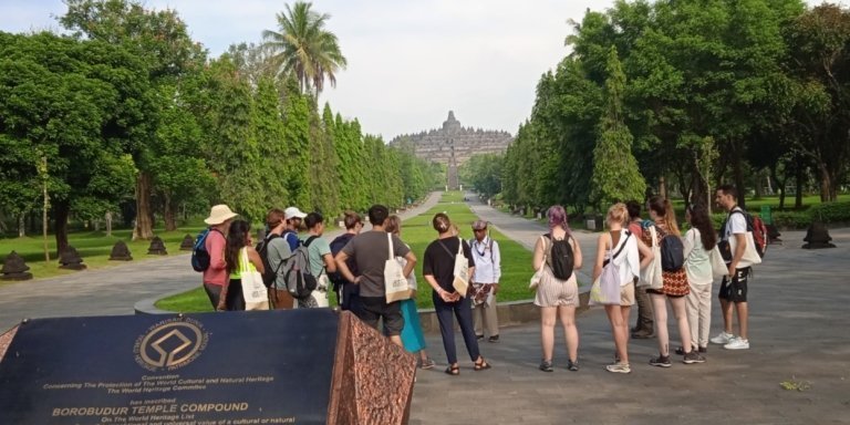 1 DAY TOUR, BOROBUDUR AND PRAMBANAN TEMPLE