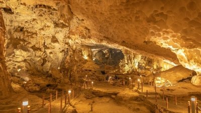 4 Hours On Cruise Exploring Halong Bay with Meals And Kayaking